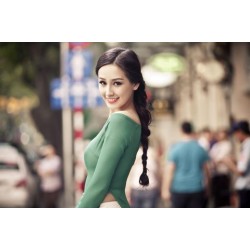 Mai Phương Thúy trẻ trung với áo dài hở cổ Mai Phương Thúy trẻ trung với áo dài hở cổ